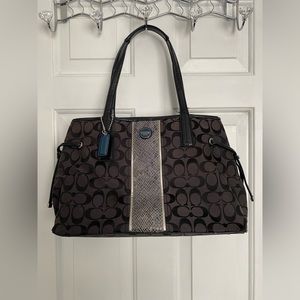 Elevate your style with this Coach purse! 👛
